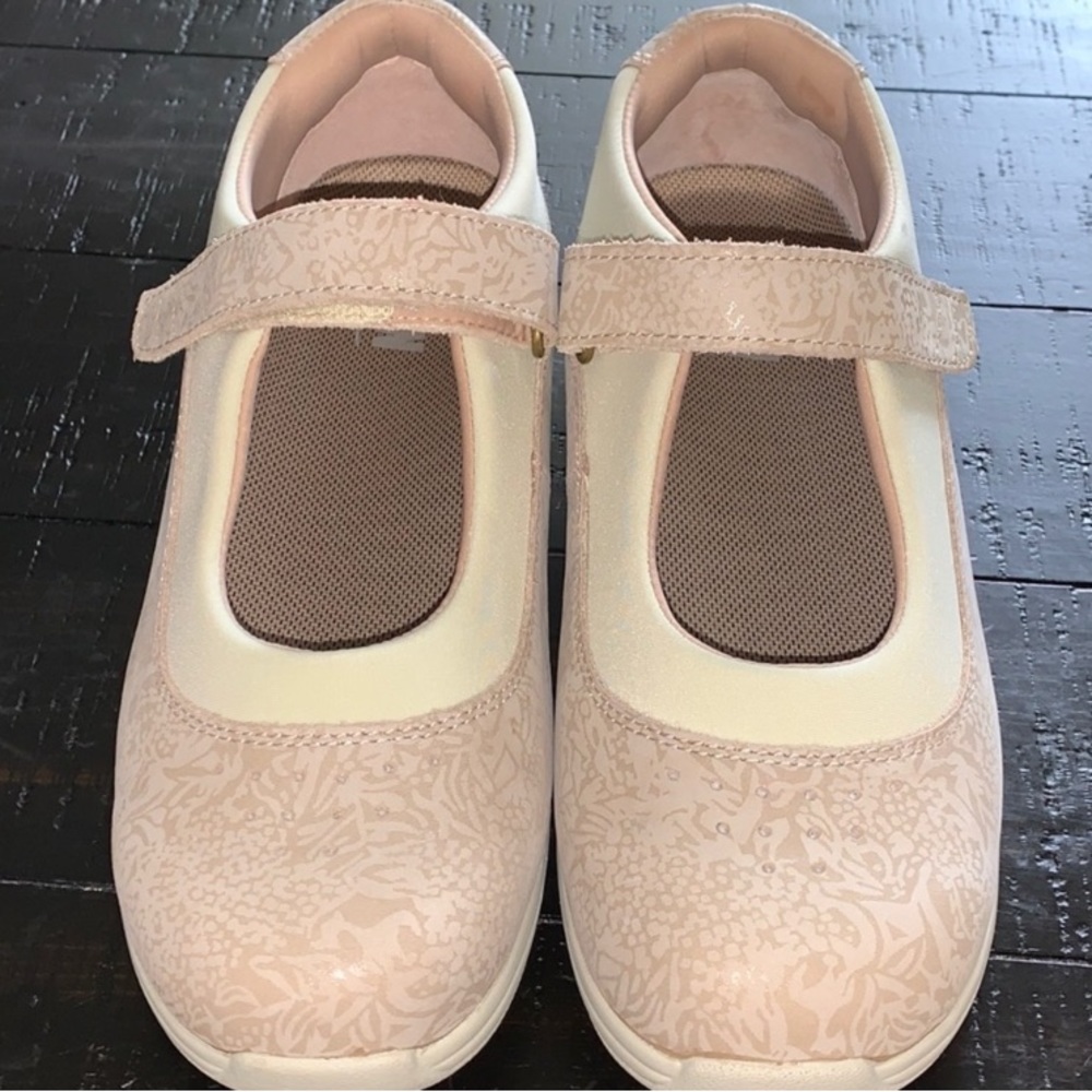 Excellent Preowned Condition Drew Shoes like New. Size 7.5. Very comfortable.